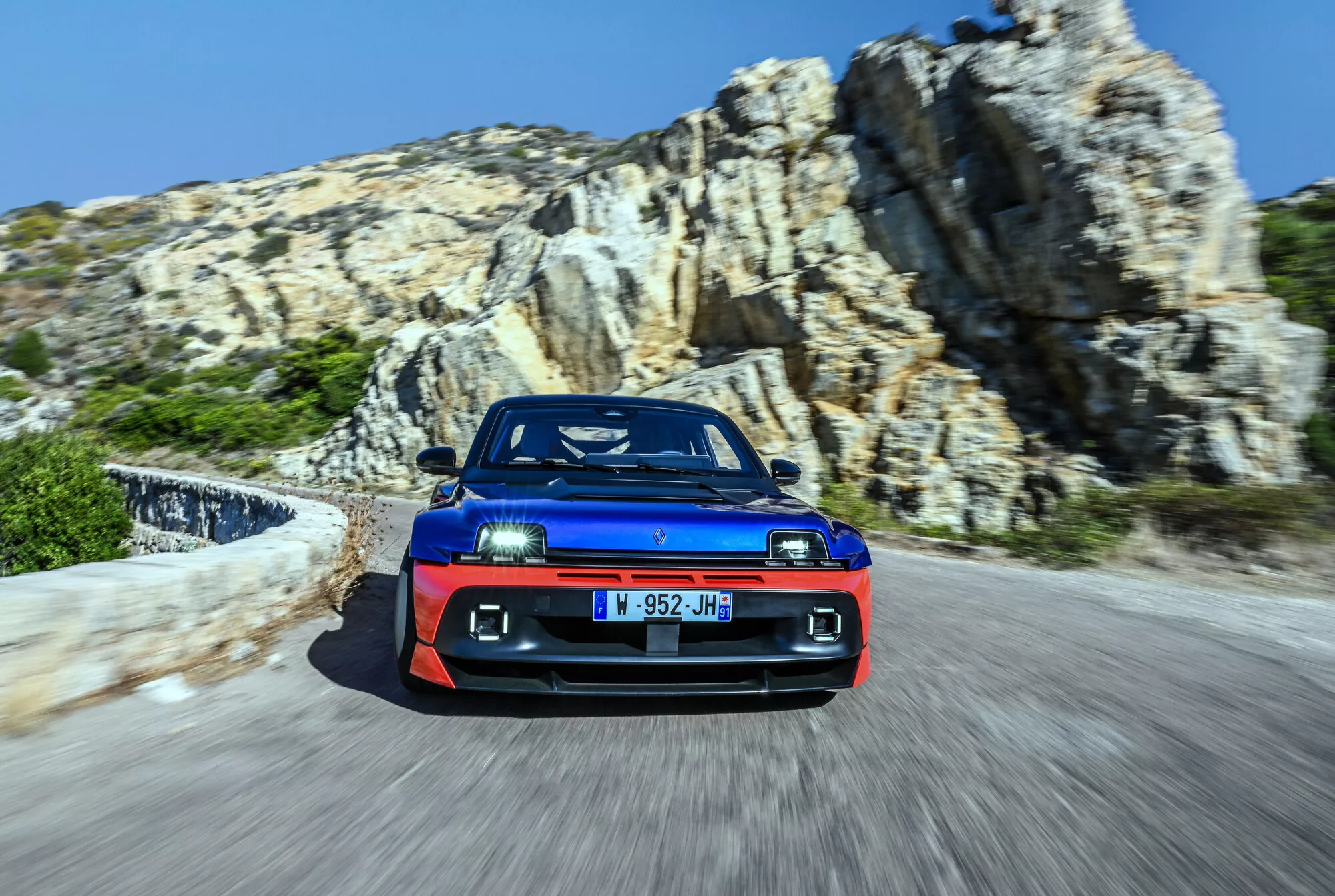 Mini-Supercar in Aktion: Renault 5 Turbo 3E feiert Debüt bei der Tour de Corse Historique